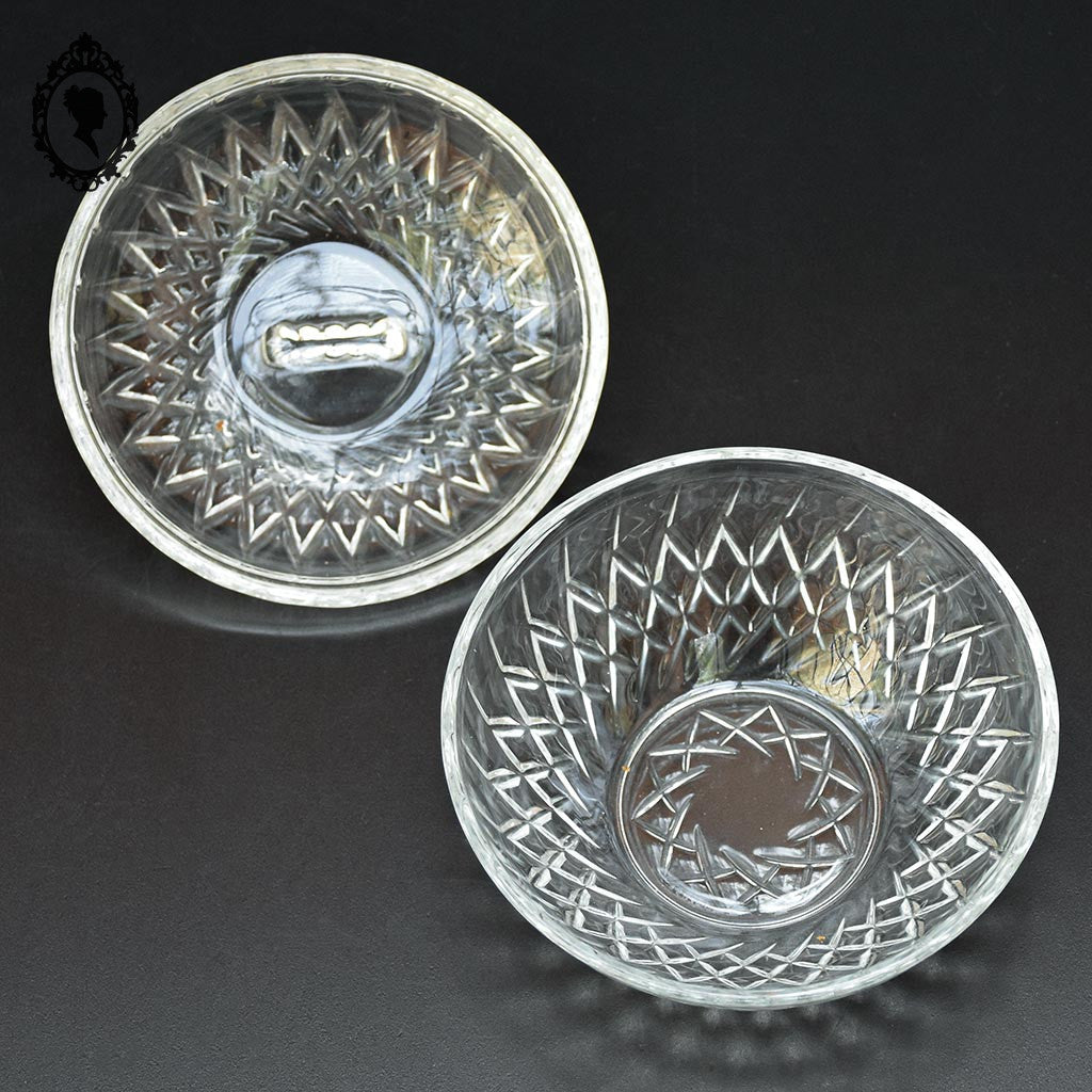 Jolie bonbonnière ronde verre blanc à relief vintage