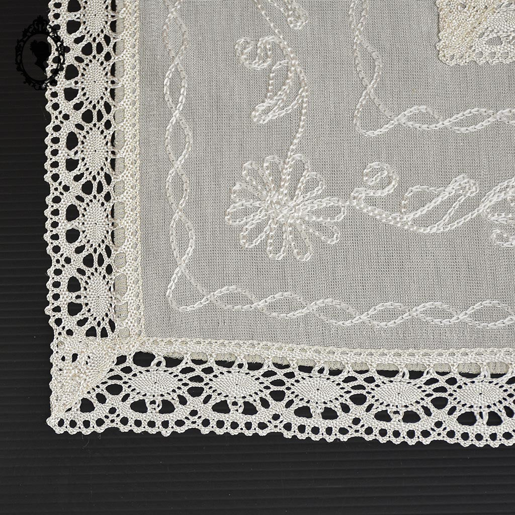 Linge de table brodé 2 napperons et 1 chemin de table style dentelle crème