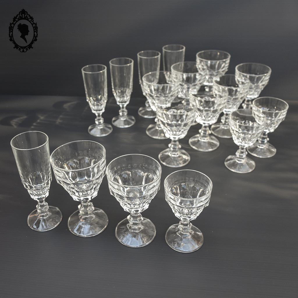 Lot 17 verres eau vin champagne sur pied en verre moulé multi facette