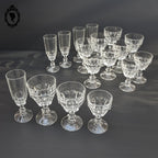 Lot 17 verres eau vin champagne sur pied en verre moulé multi facette