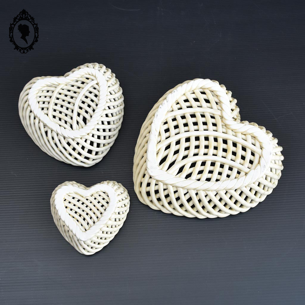Lot 3 corbeilles gigognes en porcelaine tressée en forme de cœur beige vintage