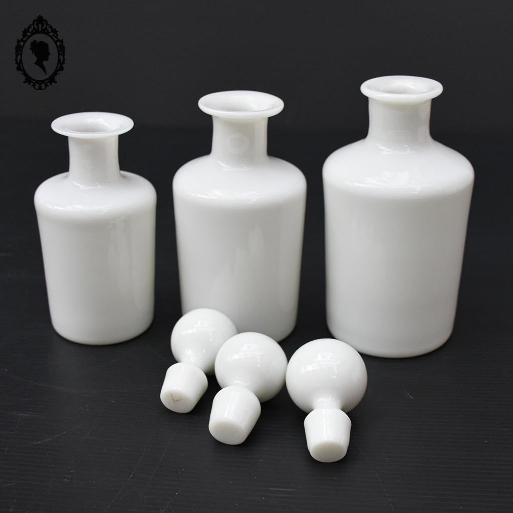 Lot 3 flacons bouteilles verre blanc opaline fleurie 3 tailles années 70 vintage