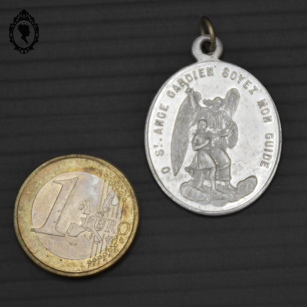 Médaille religieuse grise ovale en fer blanc St Ange Gardien Soyez mon guide vintage