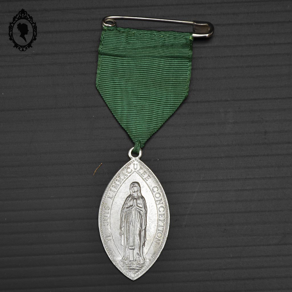 Médaille religieuse grise ovale pointue Immaculée conception en fer blanc vintage