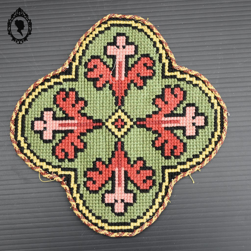 Médaillons écussons broderie tapisserie religieuse ancienne ornement liturgique croix H 15 cm