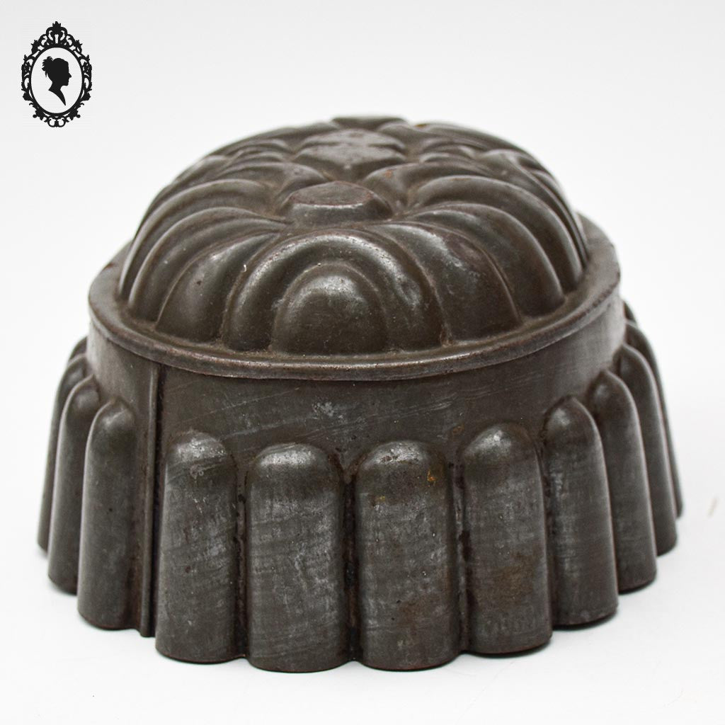 Moule à gâteaux cake en fer blanc gris ovale ancien