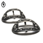 Paire de boucles anciennes pour chaussure ou ceinture métal gris motif rose en relief