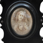 Paire de cadres reliquaires verre bombé noir ovale Christ et Marie calcaire pétrifié ancien Napoléon 3