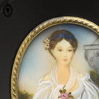 Petit cadre miniature portrait médaillon femme élégante sur ivoire La cruche cassée grecque ancien