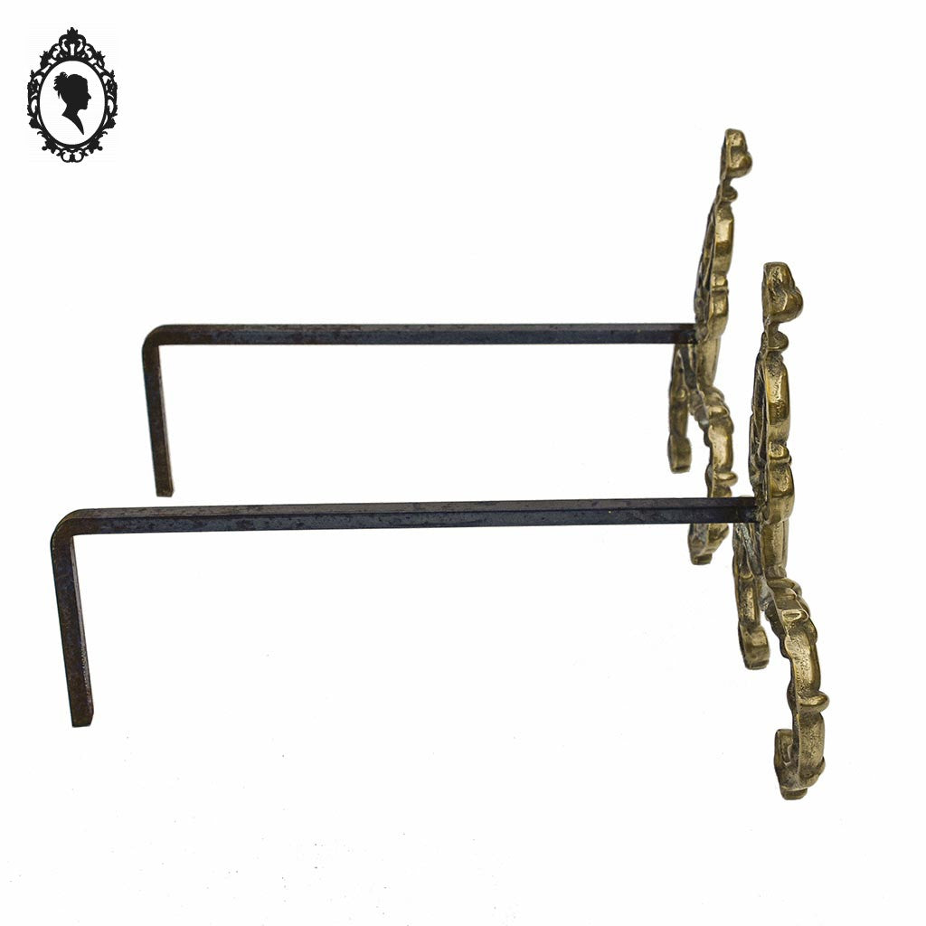 Petite et fine paire de chenets en bronze doré style Louis XV accessoire de cheminée ancien