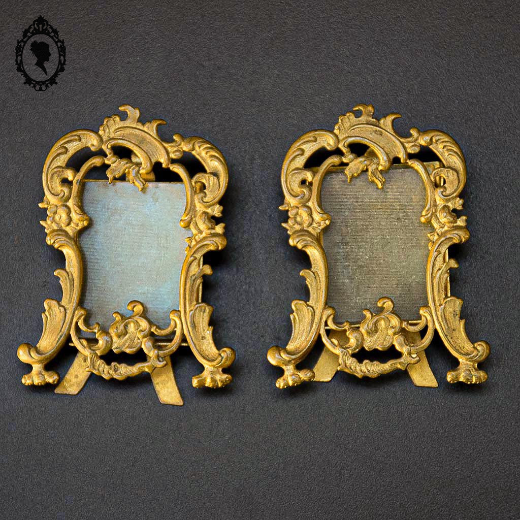 Rare paire de petits cadres pour photo miniature à poser en laiton ancien