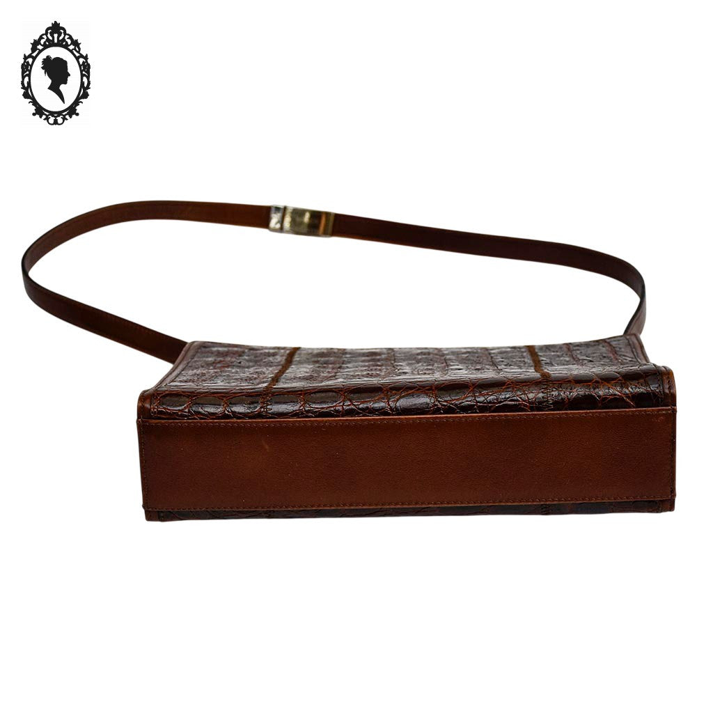 Sac à main cuir croco marron porté épaule femme chic vintage