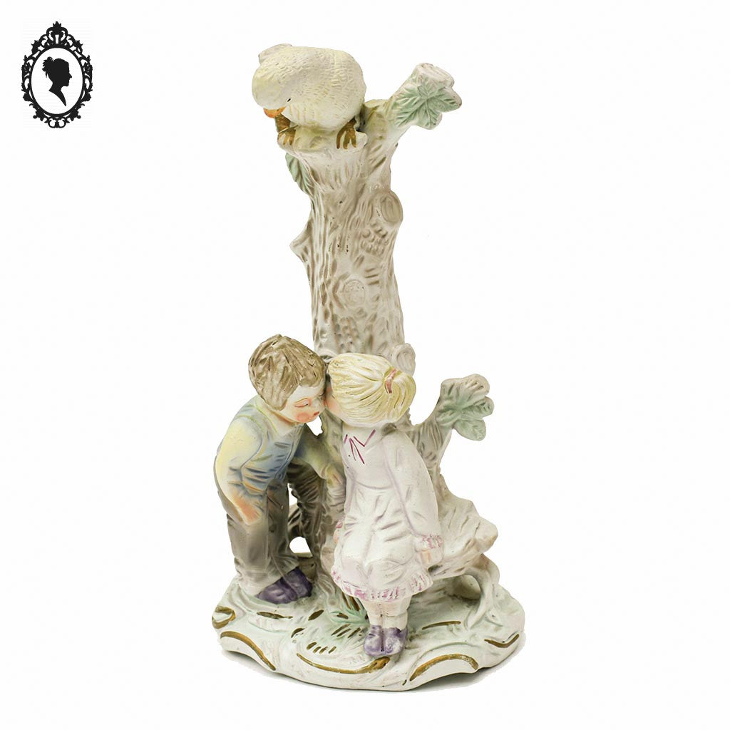 Statue figurine de 2 enfants putti sous un arbre avec un oiseau en porcelaine vintage ancien