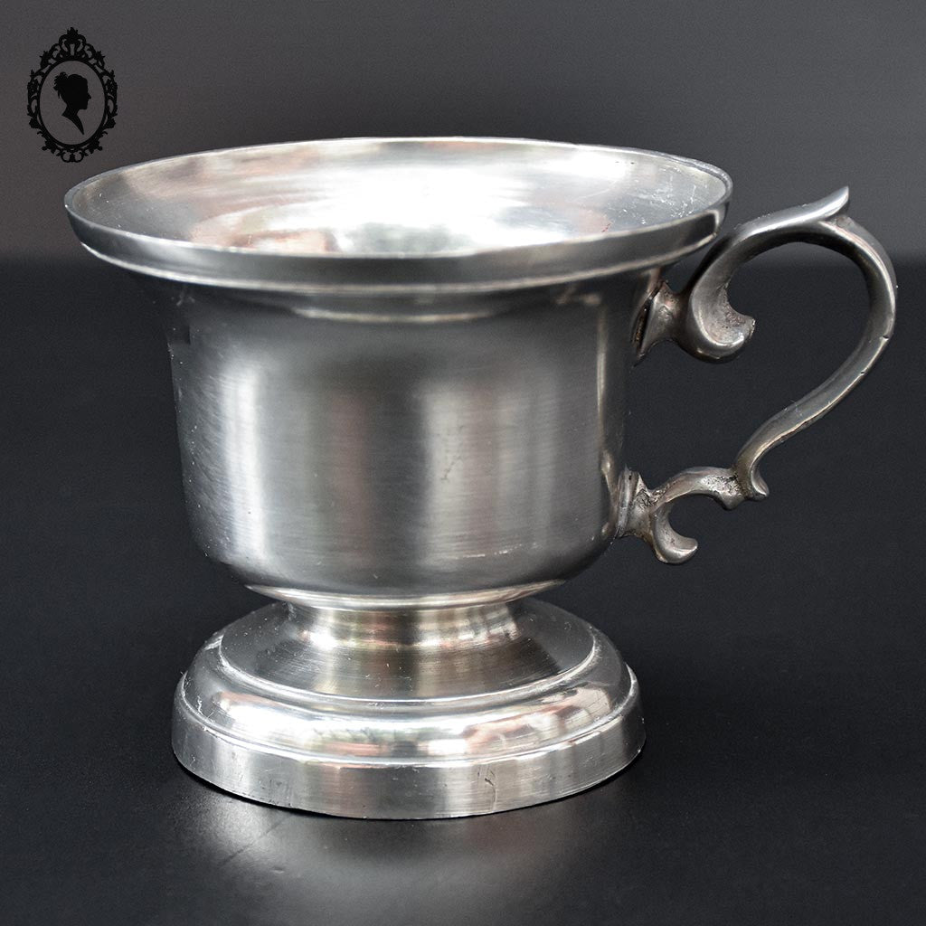 Tasse timbale piédouche avec anse en étain vintage