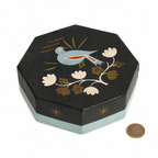 Boîte ancienne octogonale décor d’oiseau et de fleurs style art déco mais date de 1955