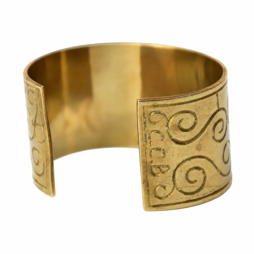 Bracelet manchette laiton doré à volutes gravées – style vintage signé BBC
