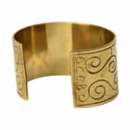 Bracelet manchette laiton doré à volutes gravées – style vintage signé BBC