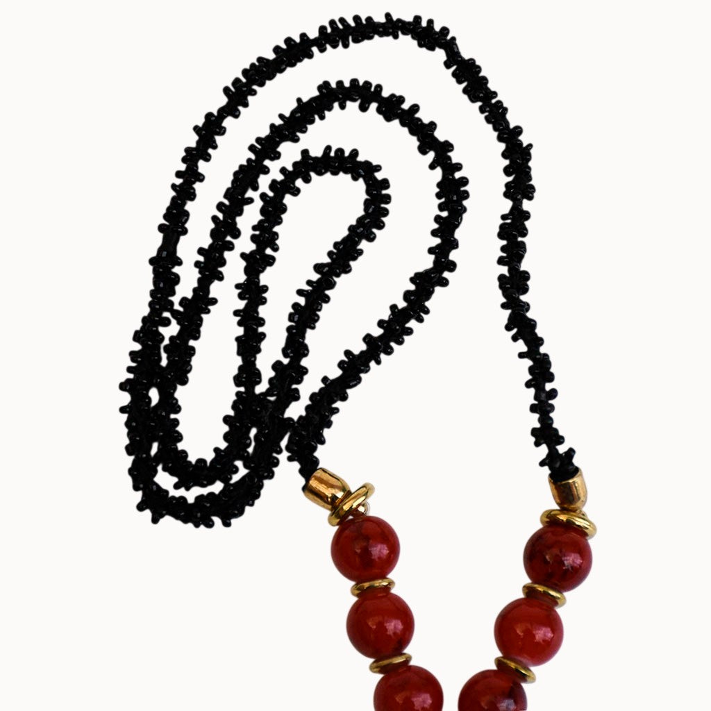 Collier style Murano rouge et doré, pendentif rond et perles noires rocailles