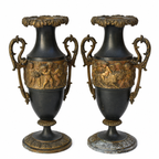 Paire de cassolettes décoratives à anses ornées et décors de putti, régule patine verte et dorée