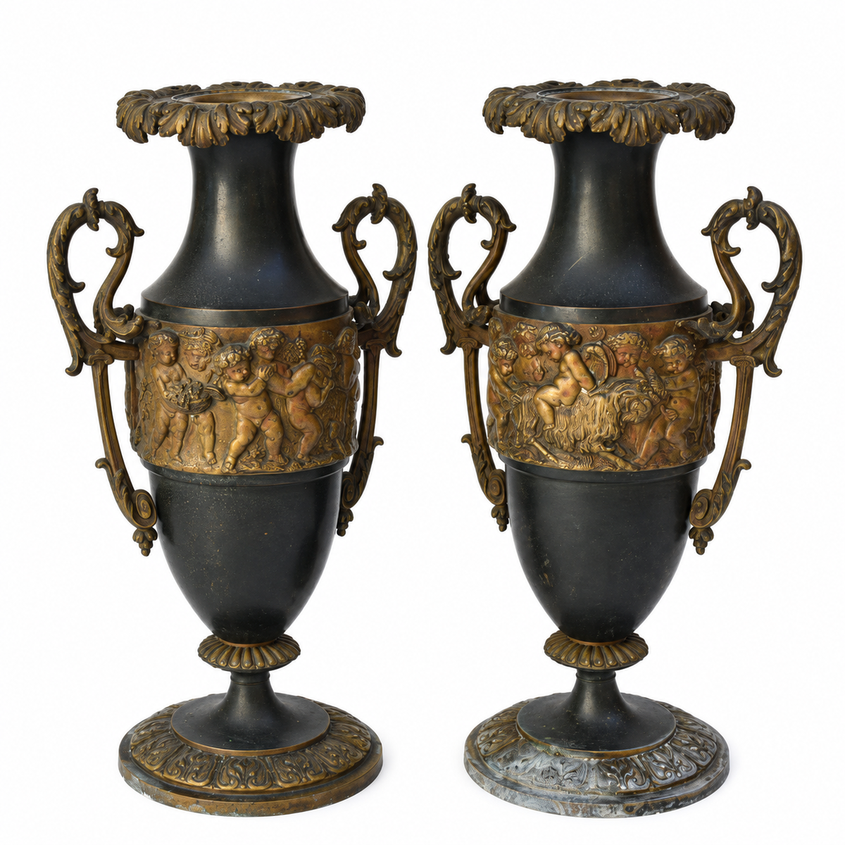Paire de cassolettes décoratives à anses ornées et décors de putti, régule patine verte et dorée