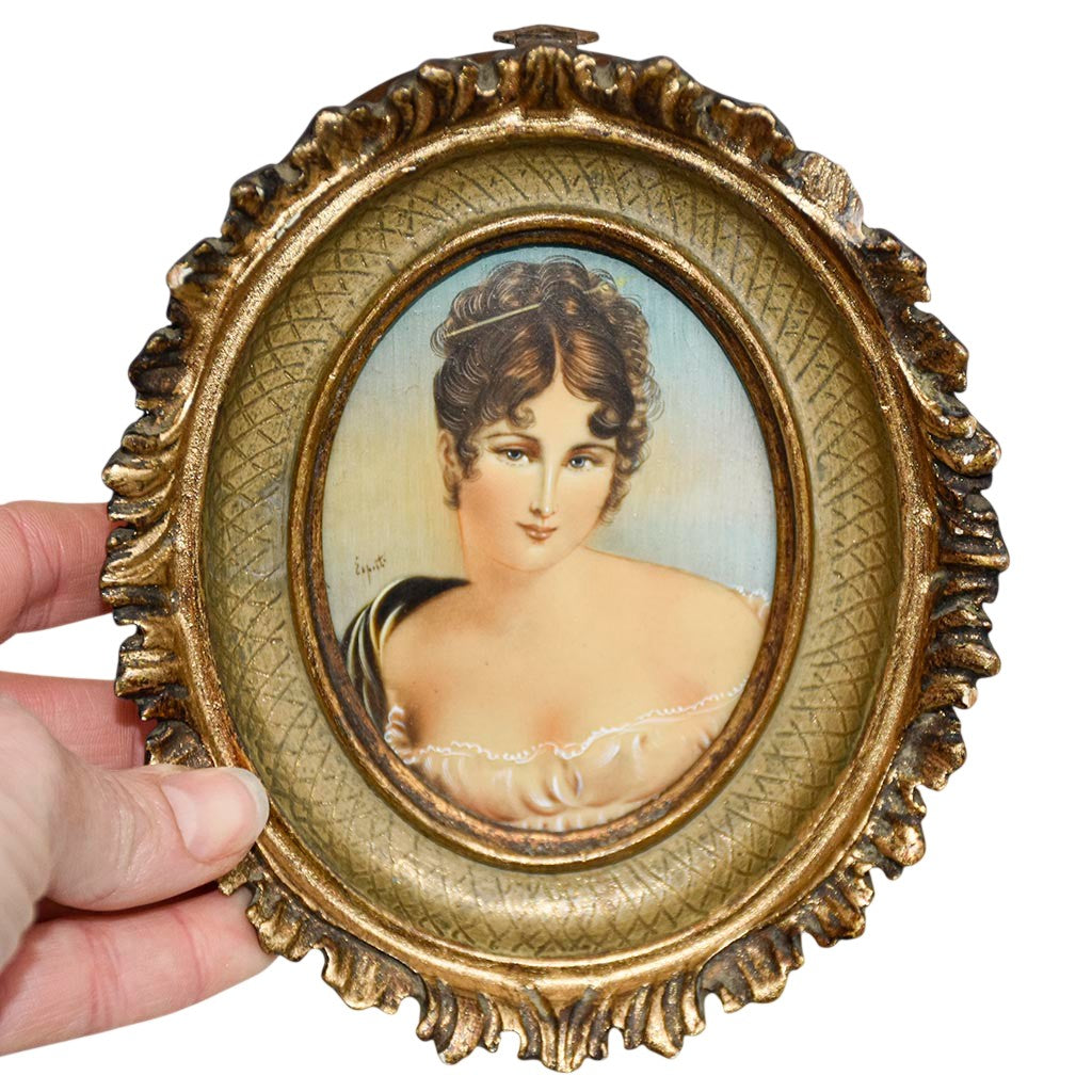 Portrait miniature signé sur ivoire – Cadre ovale doré de style baroque, verre bombé