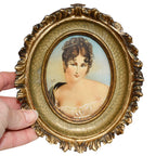 Portrait miniature signé sur ivoire – Cadre ovale doré de style baroque, verre bombé