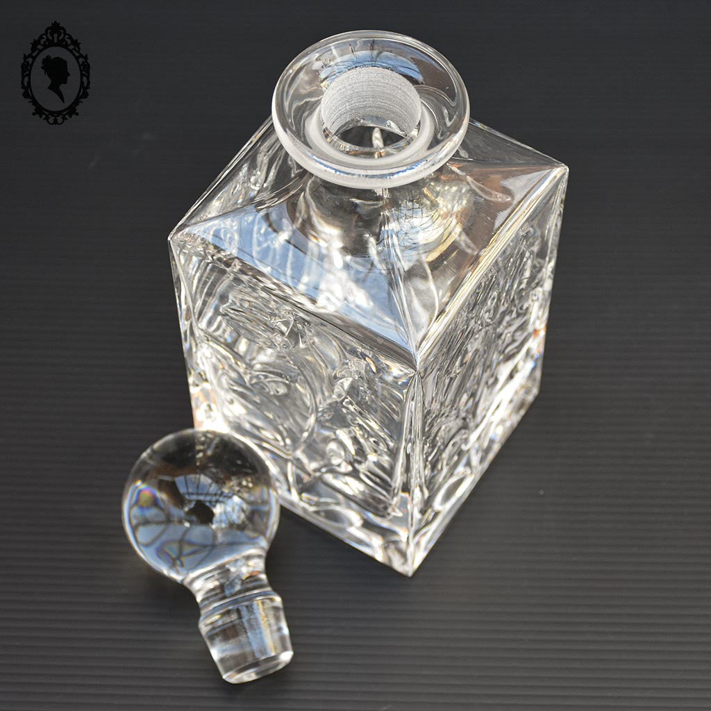 Belle carafe motif végétal en cristal avec bouchon rond vintage