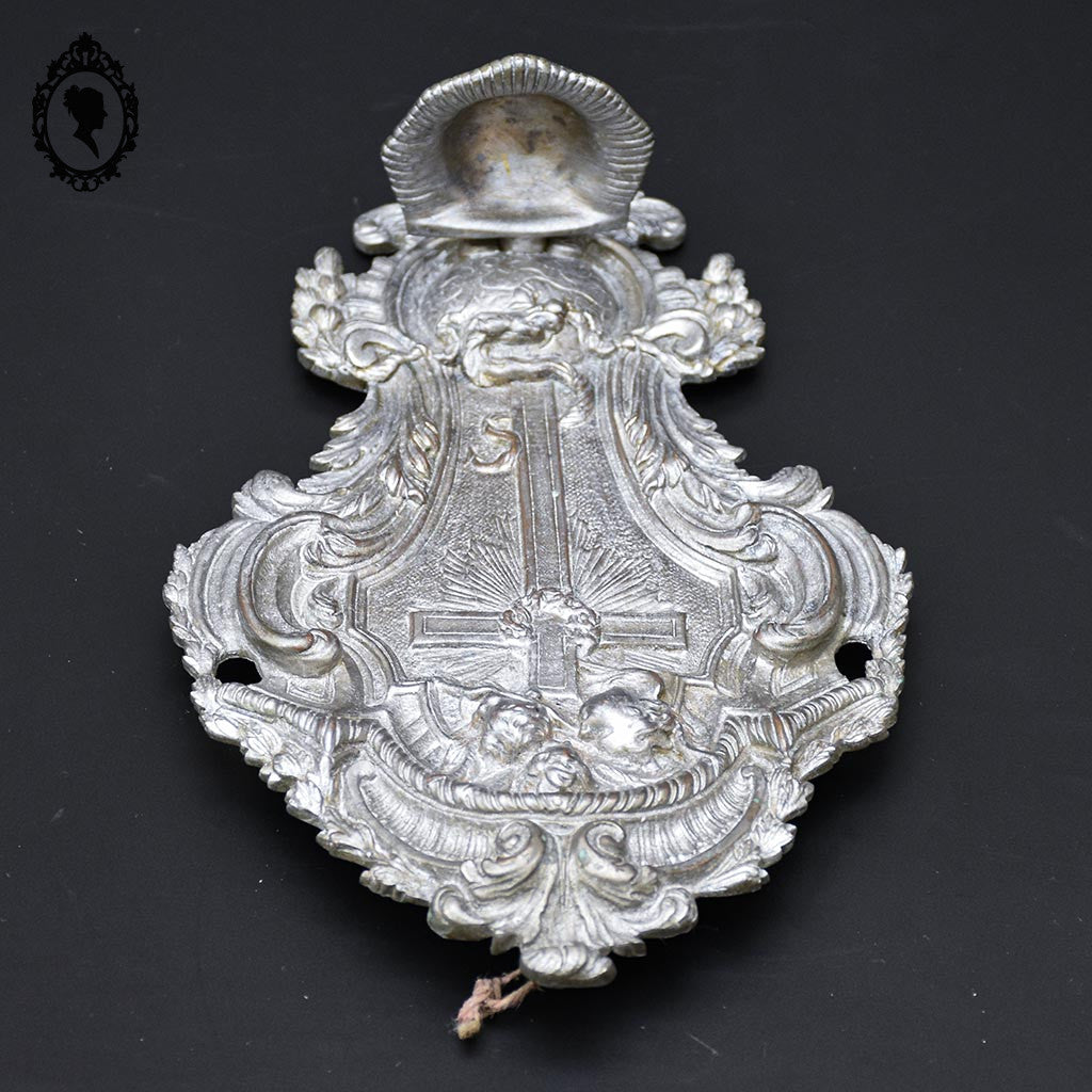 Bénitier avec croix et anges gris argenté en métal régule ancien