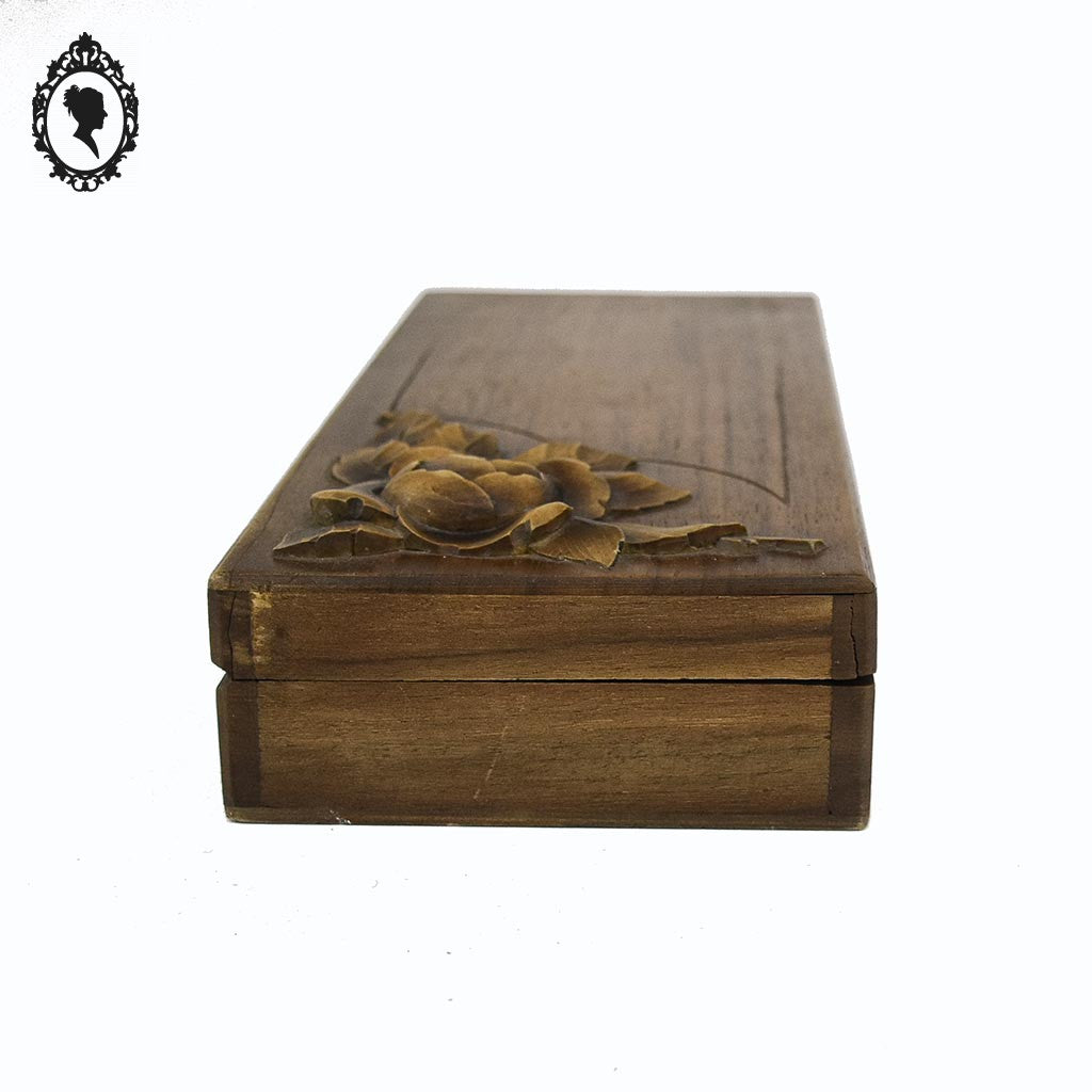 Boite longue rectangulaire en bois motifs sculptée de fleur art populaire