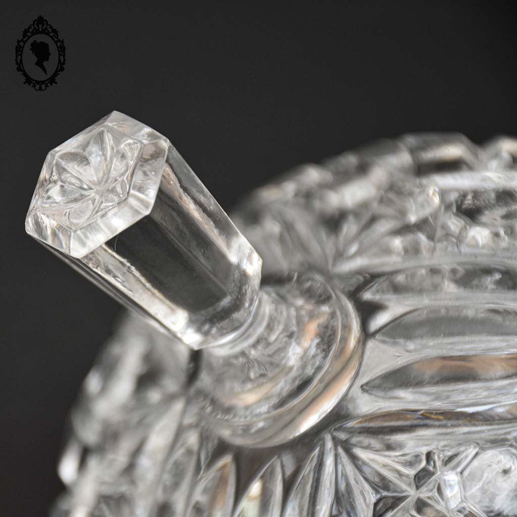 Bonbonnière drageoir poignée pointue en cristal blanc ciselé trépied vintage