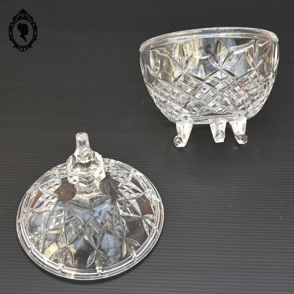 Bonbonnière drageoir ronde poignée pointue en verre blanc ciselé tripode vintage