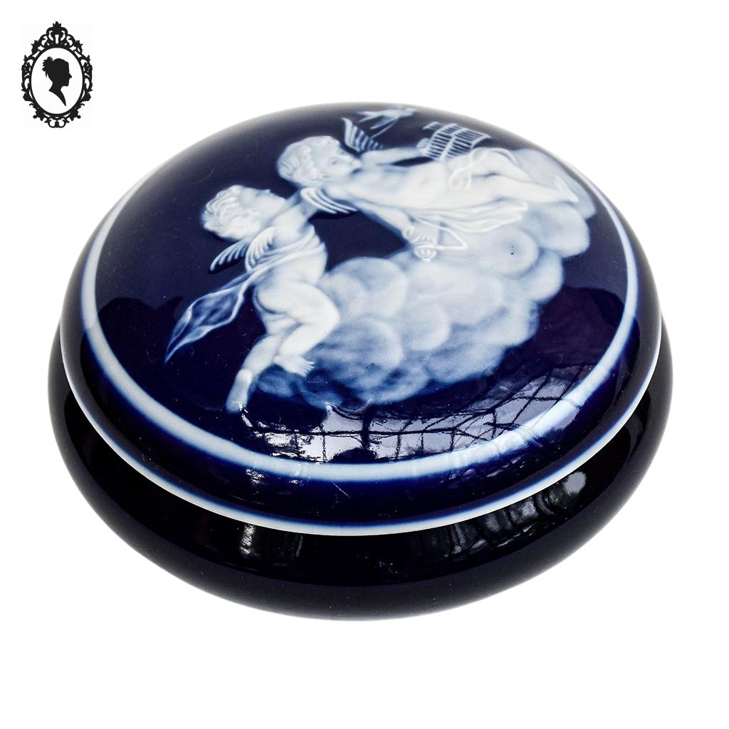 Bonbonnière signée Tharaud Limoges boîte porcelaine bleue anges blancs