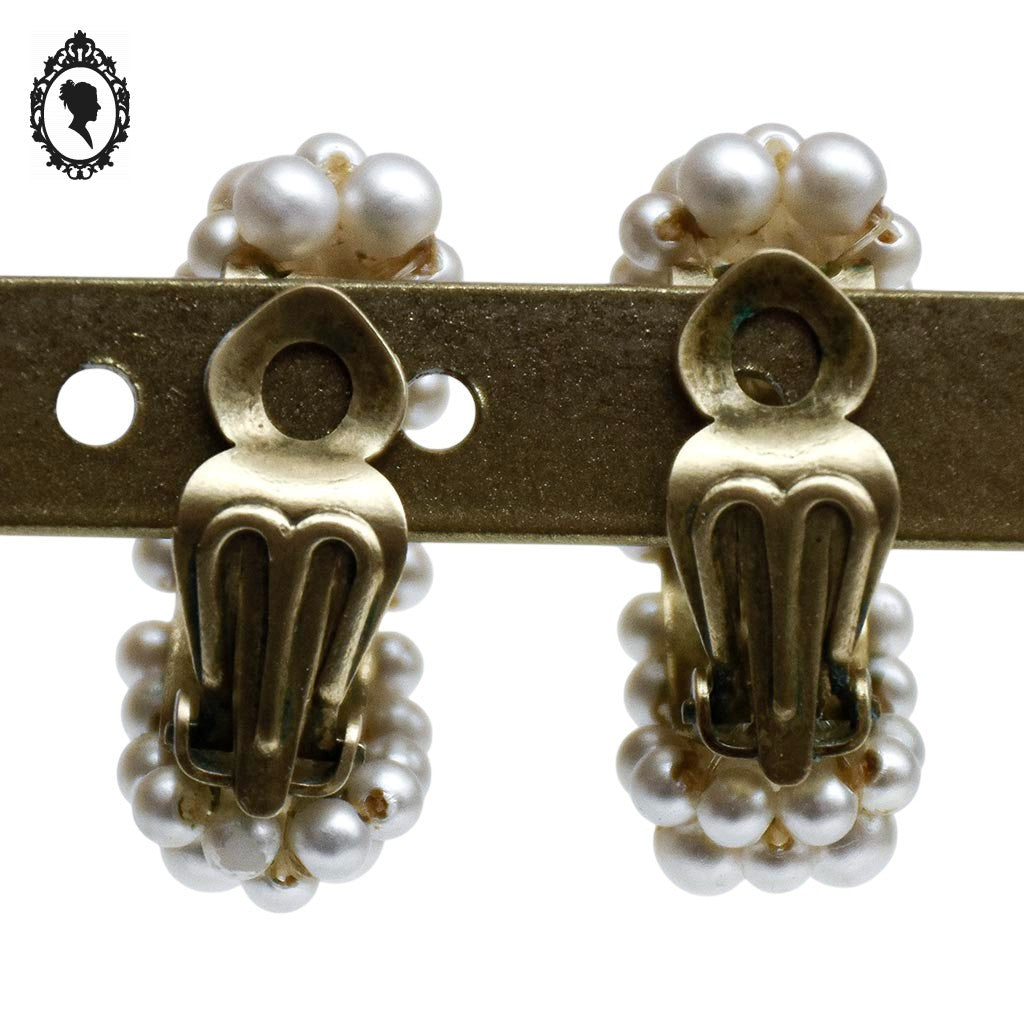 Boucles d’oreilles chic à clips demi créole petites perles de culture fantaisie bijoux vintage