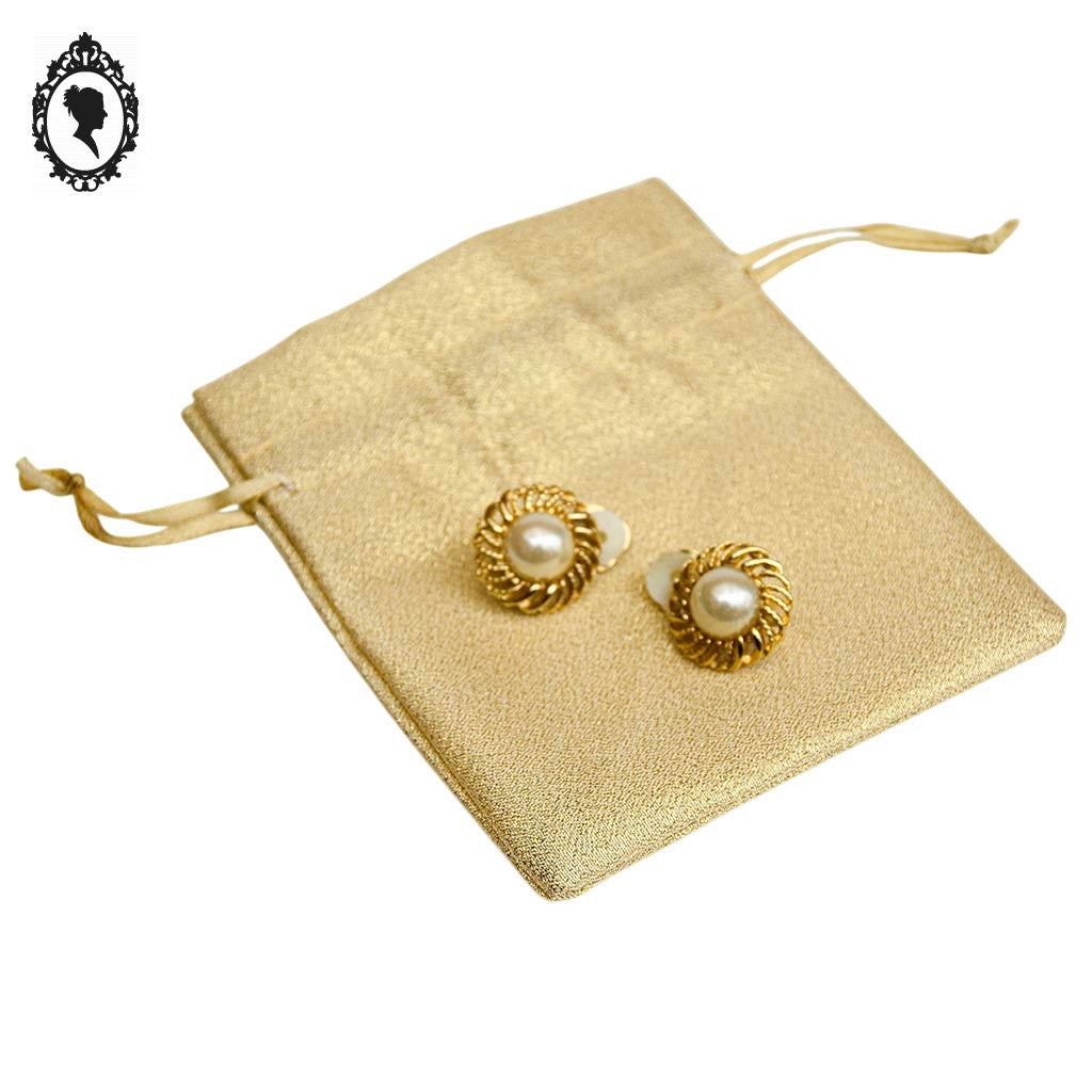 Boucles d’oreilles perle cabochon nacre et métal doré ajouré ronde à clips bijou vintage chic