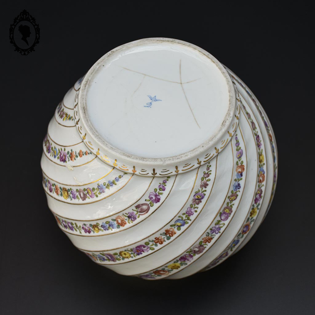 Cache pot vase rond blanc porcelaine fleurie rose doré signé