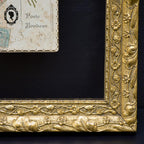 Cadre doré « Porte Bonheur » carte postale entre 2 verres Art Nouveau