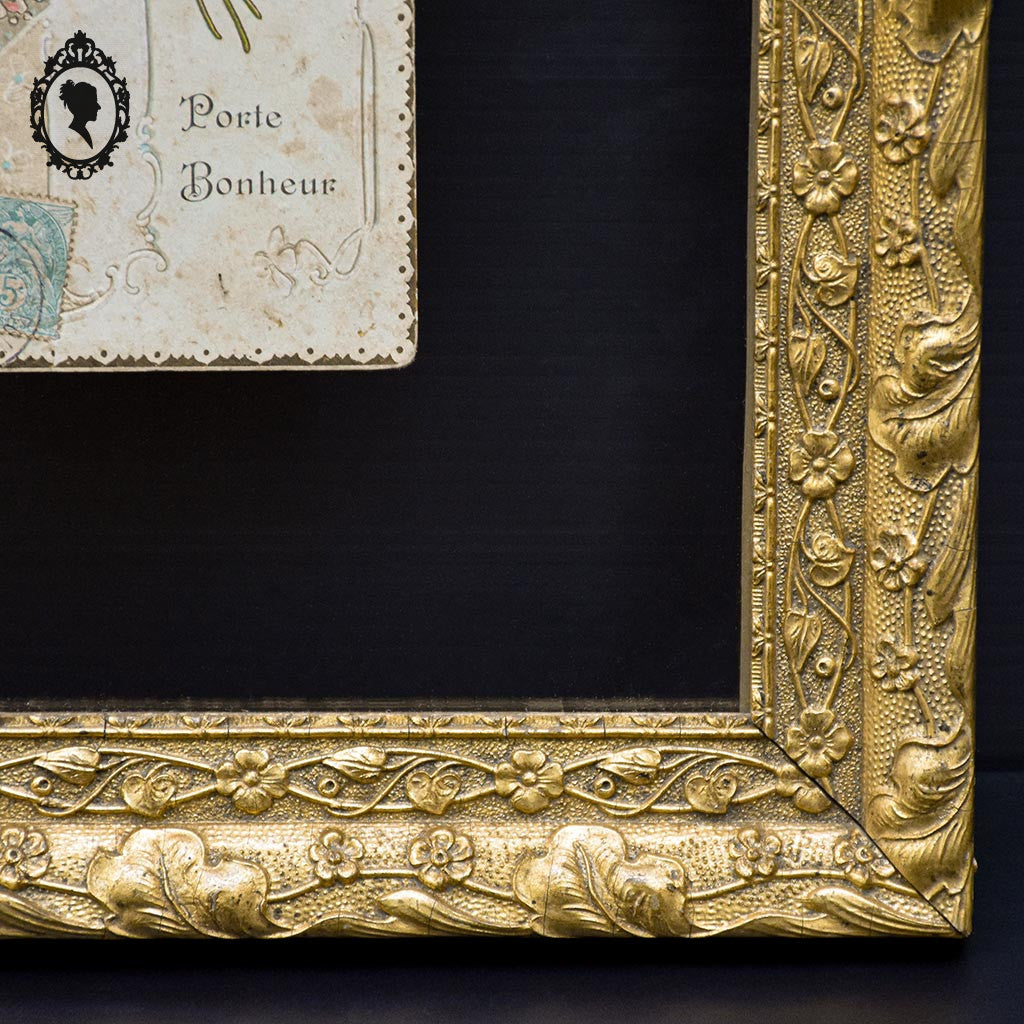 Cadre doré « Porte Bonheur » carte postale entre 2 verres Art Nouveau