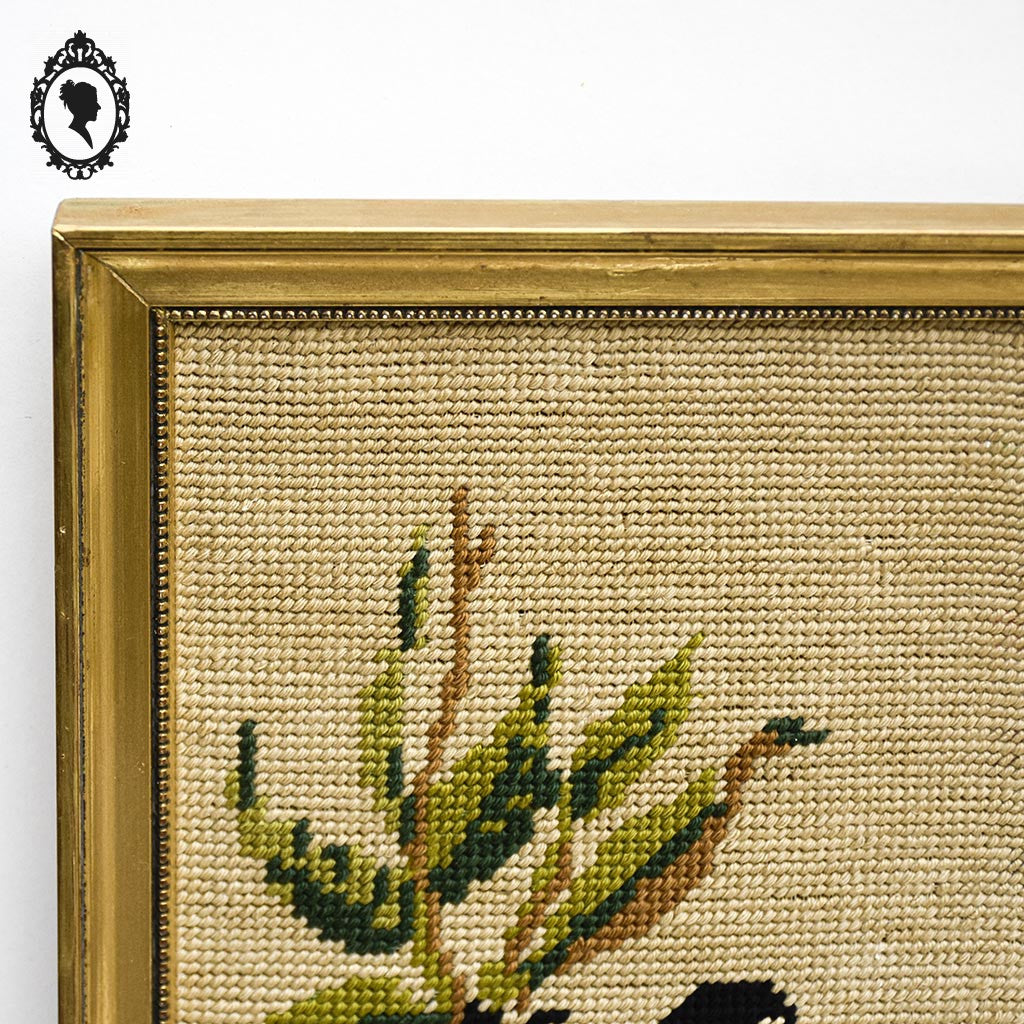 Cadre or doré tapisserie broderie oiseaux fond beige vintage