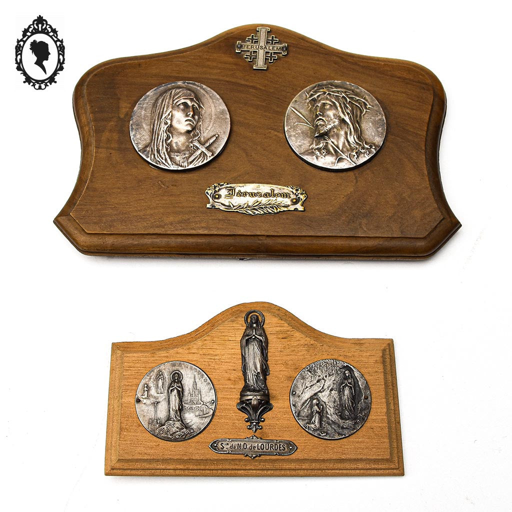 Cadres religieux vierge Marie et Jésus Lourdes Jérusalem médailles sur bois à poser vintage