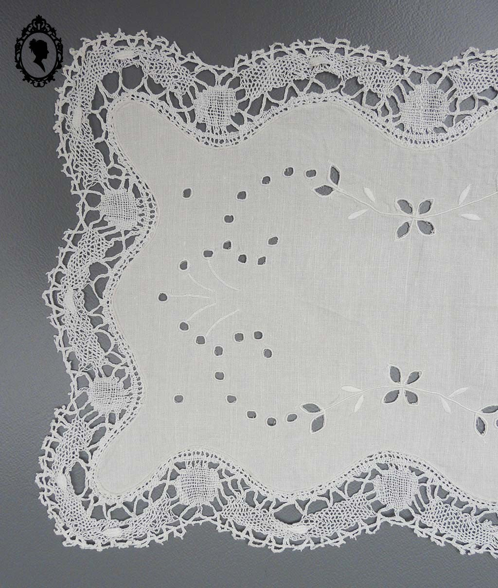 Centre de table en fil de lin blanc brodé main et dentelle rectangulaire