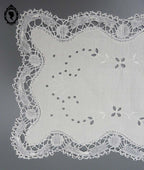 Centre de table en fil de lin blanc brodé main et dentelle rectangulaire