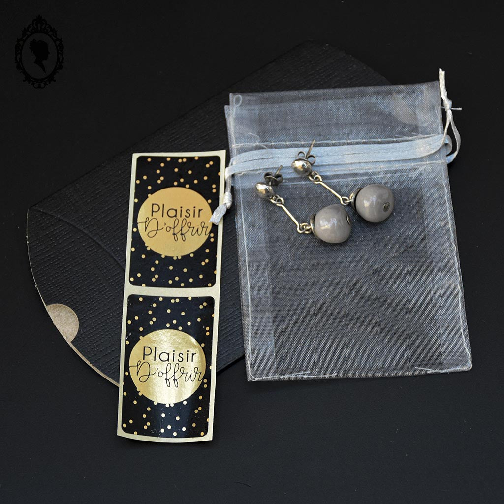 Chic paire de boucles d’oreilles pendantes perle grège beige gris