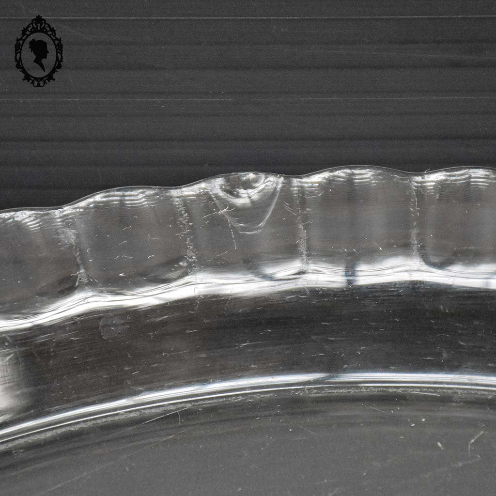 Cloche à fromage transparente en verre strié blanc avec assiette plateau