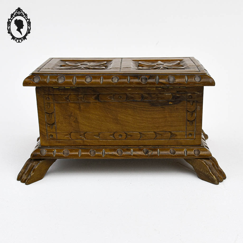 Coffret boite rectangulaire en bois motifs sculptée de fleur art populaire ancien