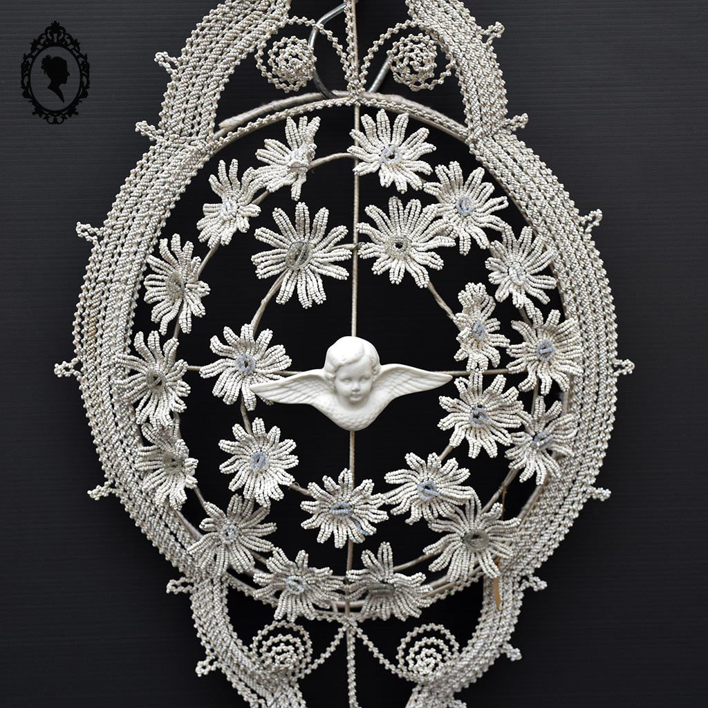 Couronne florale ange perles blanches objet de curiosité mortuaire ancienne 1900 H 76 cm