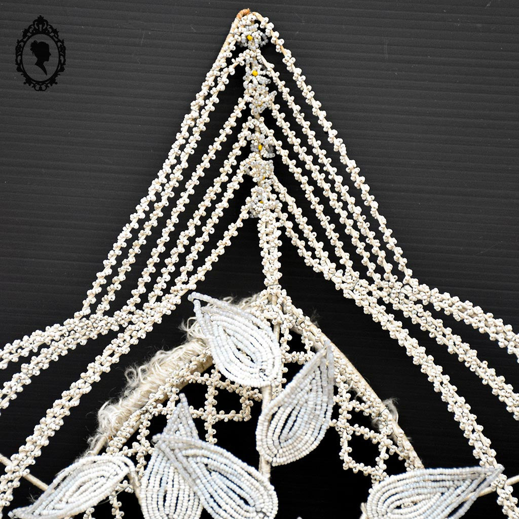 Couronne florale perles blanches objet de curiosité mortuaire ancienne 1900 H 75 cm