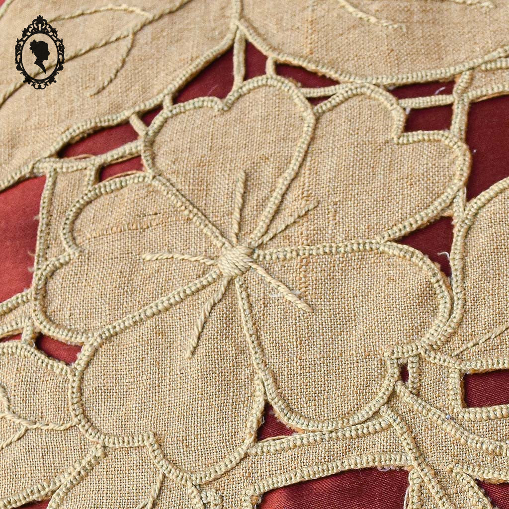 Coussin ovale broderie richelieu art décoration rouge beige ancien