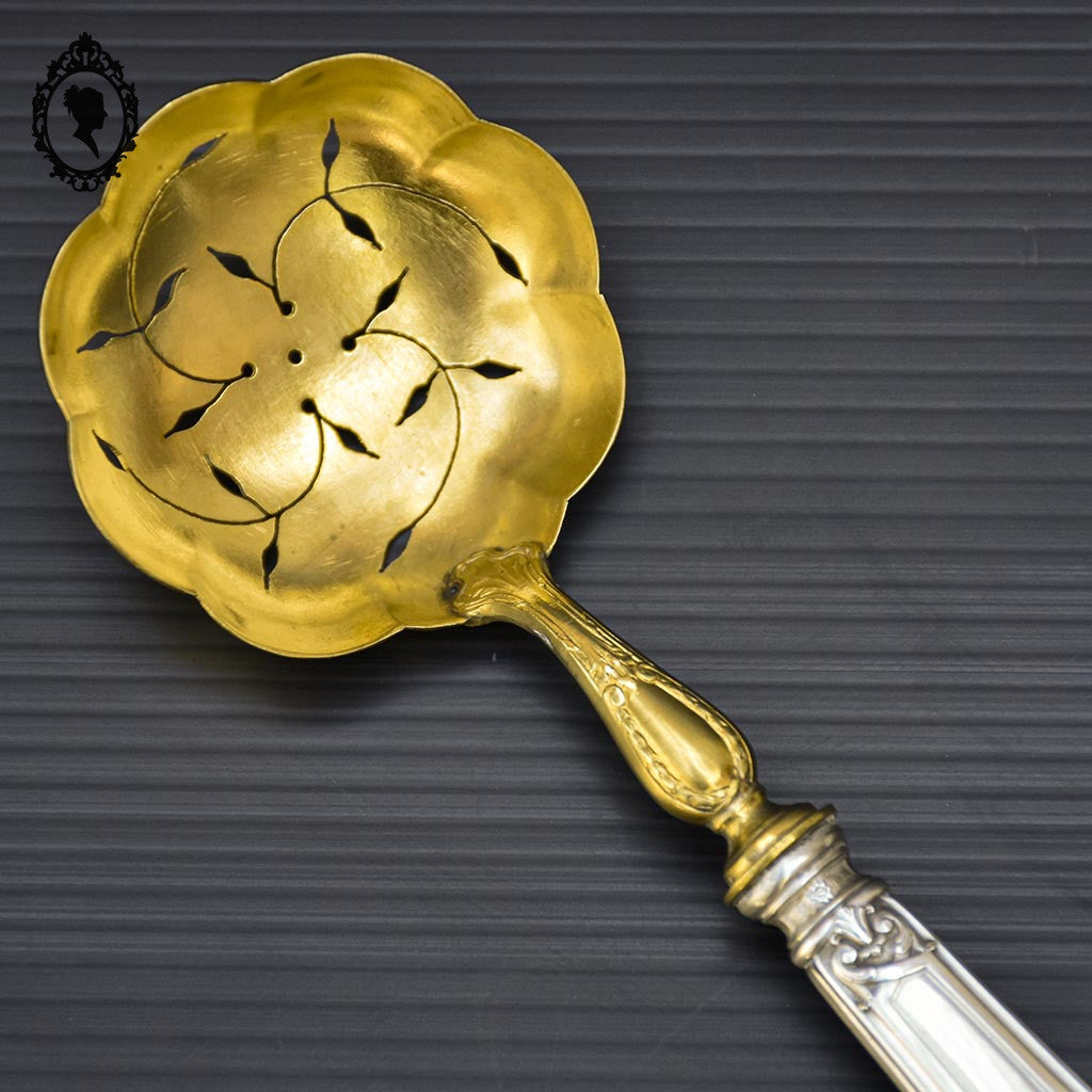 Cuillère à sucre saupoudreuse ou couvert ajouré en argent et vermeil doré ancien