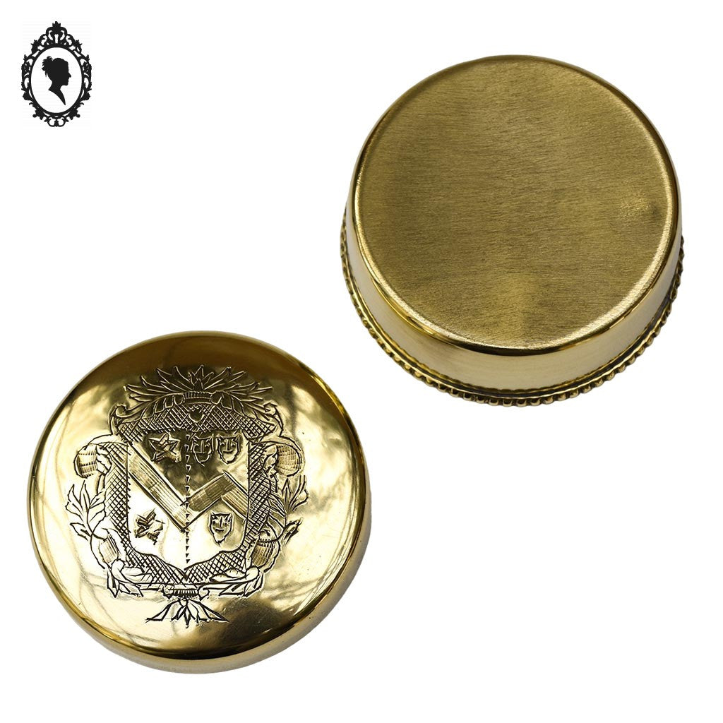 Jolie boite bonbonnière ronde dorée en laiton avec armoiries blason