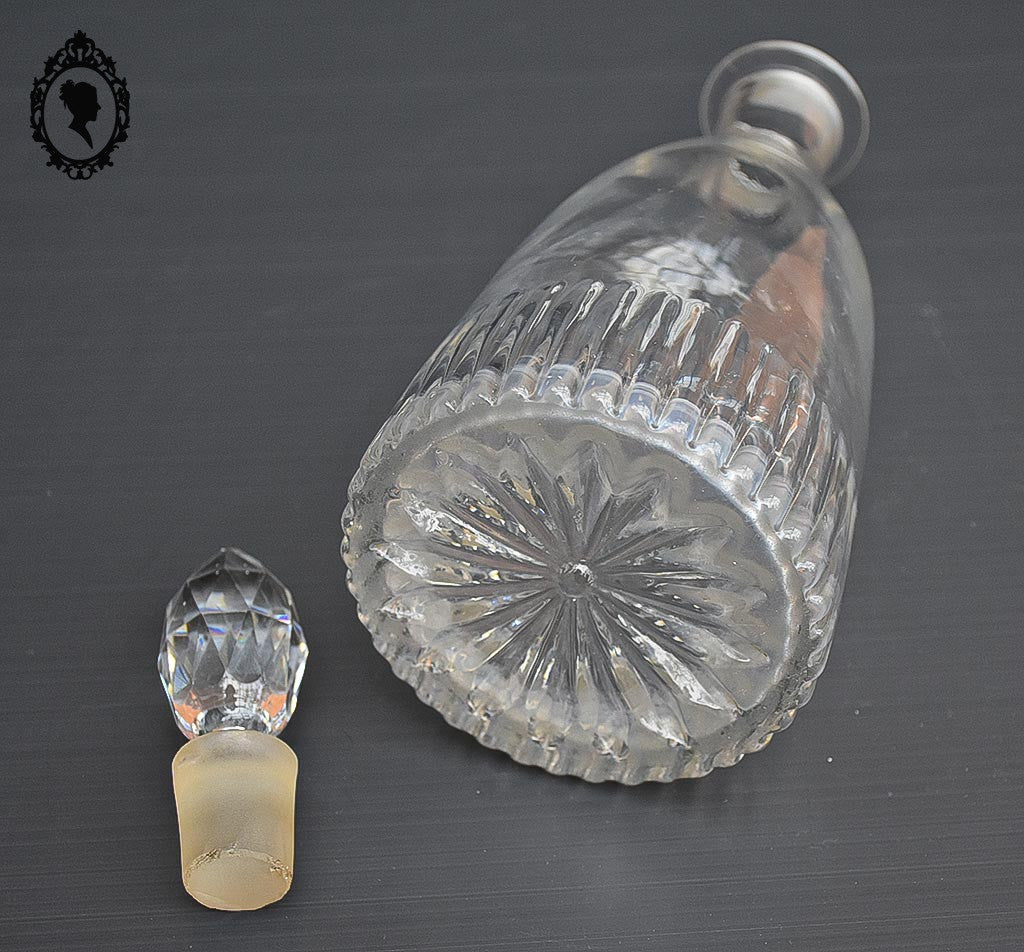 Jolie carafe ou flacon verre bouchon en pointe diamant ancienne